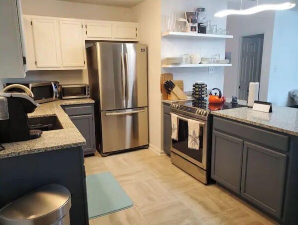 Refrigerador, microondas, horno y parrilla de estufa 