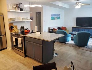 Refrigerador, microondas, horno y parrilla de estufa 