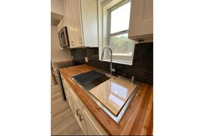 Een microgolfoven, een oven, een kookplaat, een vaatwasser