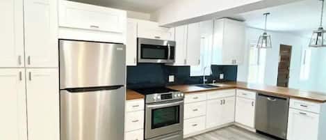 Microondas, horno, parrilla de estufa y lavavajillas