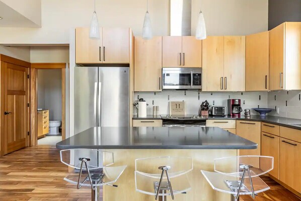 Refrigerador, microondas, horno y parrilla de estufa 