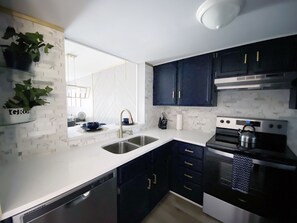 Refrigerador, microondas, horno y parrilla de estufa 