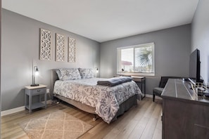 2 habitaciones, escritorio, tabla de planchar con plancha y wifi gratis 