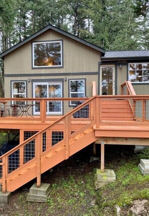 Spacious deck - lots of sunlight