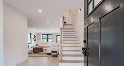 Air conditioning, hot tub, fire pit. Stylish comfort in the Maine Mountains