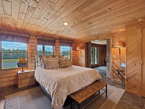 3 bedrooms, WiFi, bed sheets - Fox Quarry Lodge (Direct ATV and Snowmobile Trail Access!) (Shirley Mills)