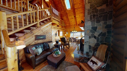 Fox Quarry Lodge (Direct ATV and Snowmobile Trail Access!)