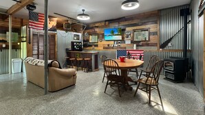 Ein gemütlicher Innenraum mit Bar, Sitzgelegenheiten und Kamin.