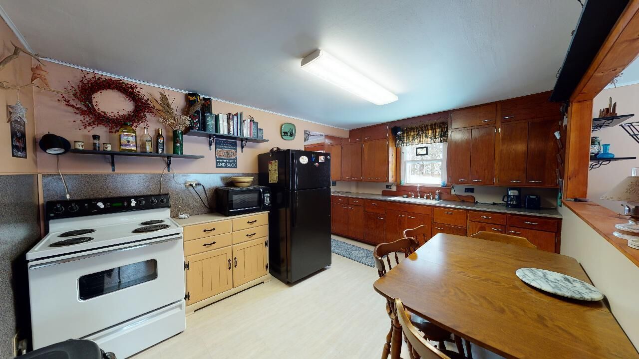 Fridge, oven, stovetop, coffee/tea maker