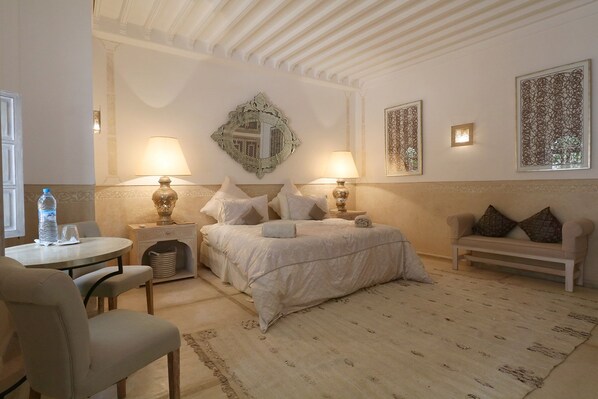 3 bedrooms, iron/ironing board, free WiFi, bed sheets - Family Haven in the Medina - 15min to the Square! (Marrakesh)