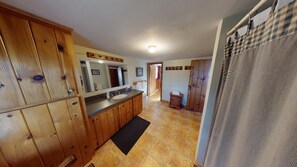 Combined shower/bathtub, towels