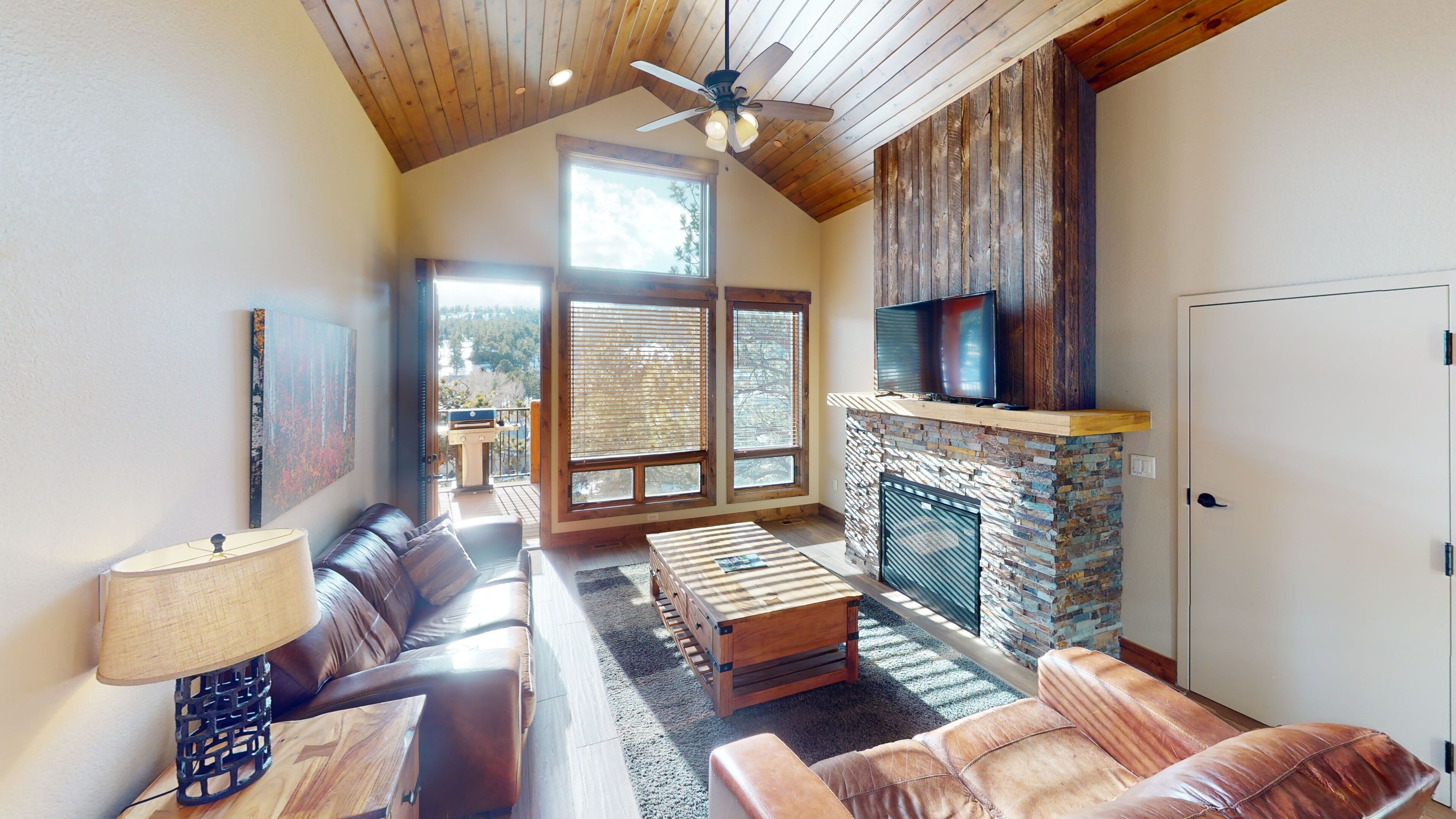 Townhome w/ lovely mountain views. 5-minute stroll to Estes Park dining & attrac
