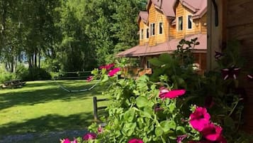 Cabane, salle de bains privée, vue fleuve (Riverside Cabins) | Jardin