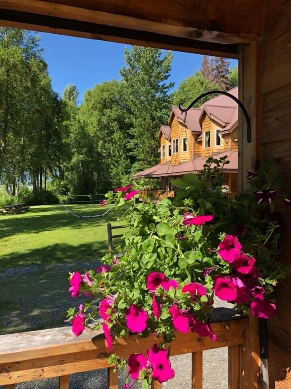 Ferienhütte, eigenes Bad, Flussblick (Riverside Cabins) | Garten