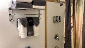 Cabana, banheiro privativo, vista para o rio (Riverside Cabins) | Banheiro