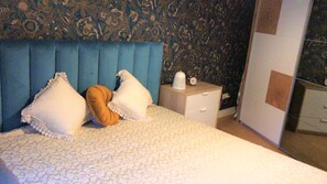 1 Schlafzimmer, Schreibtisch, Bügeleisen/Bügelbrett, Reisekinderbett