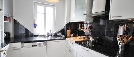 Réfrigérateur, four à micro-ondes, un four, surface de cuisson