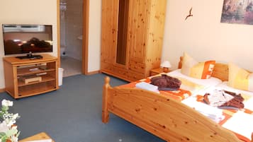 Superior-Doppelzimmer, eigenes Bad, Gartenblick