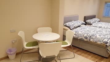 1 chambre, coffres-forts dans les chambres, fer et planche à repasser