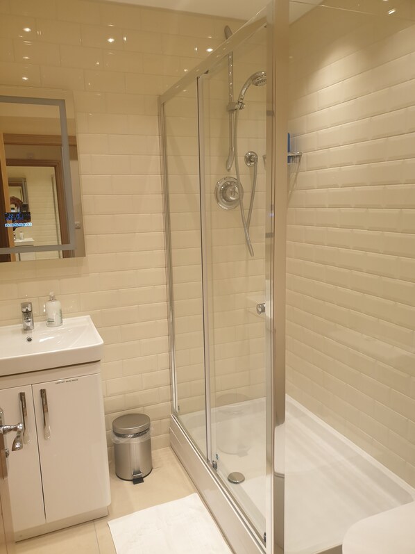 Een douche, een haardroger, handdoeken, zeep