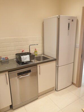 Fridge, microwave, oven, stovetop - London Luxury 1 bed flat - kitchen, garden, parking, WIFI (Ilford)