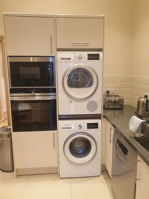 Fridge, microwave, oven, stovetop - London Luxury 1 bed flat - kitchen, garden, parking, WIFI (Ilford)