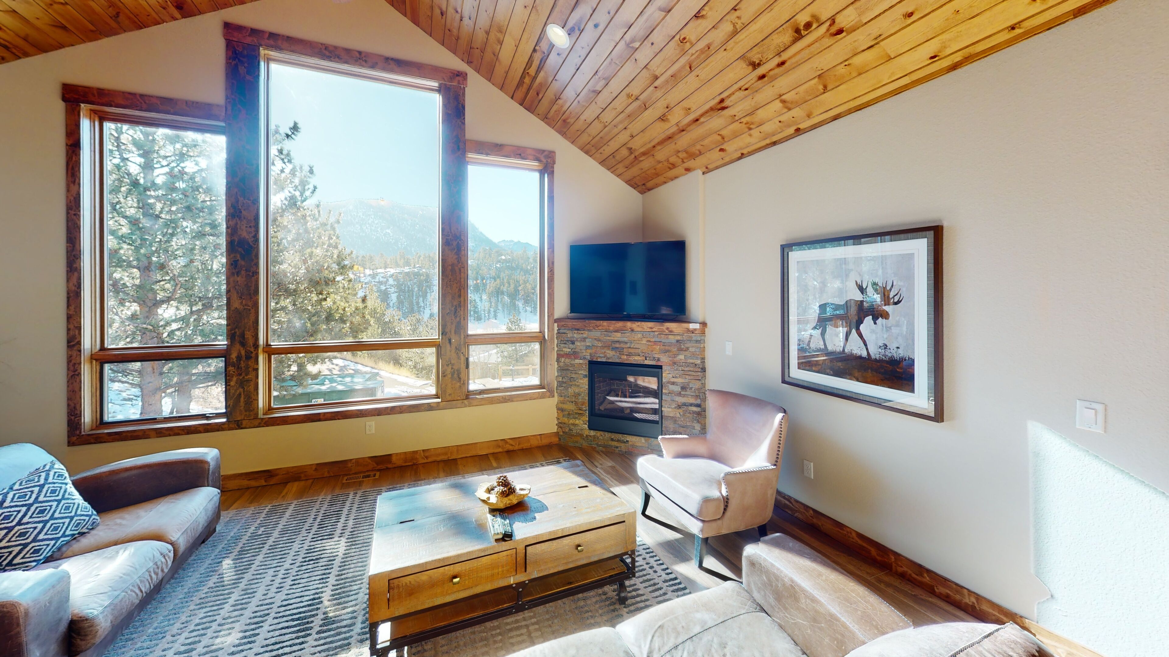 Townhome w/ spectacular view of Continental Divide. 5-minute walk to Estes Park'