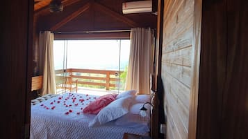 Chale da Montanha com Ofuro - Sto Amaro | 2 bedrooms, premium bedding, individually decorated