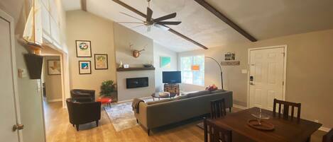 Smart-TV, Kamin, Tischfußball, Computerbildschirme