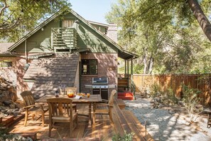Outdoor dining - Kern River Willow Cabin Private Waterfront Cedar Hot Tub Fireplace Native Garden (Kernville)