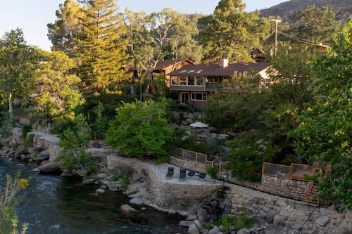 The Kern River House: River's Edge Cottage Private Waterfront Fireplace Dog OK
