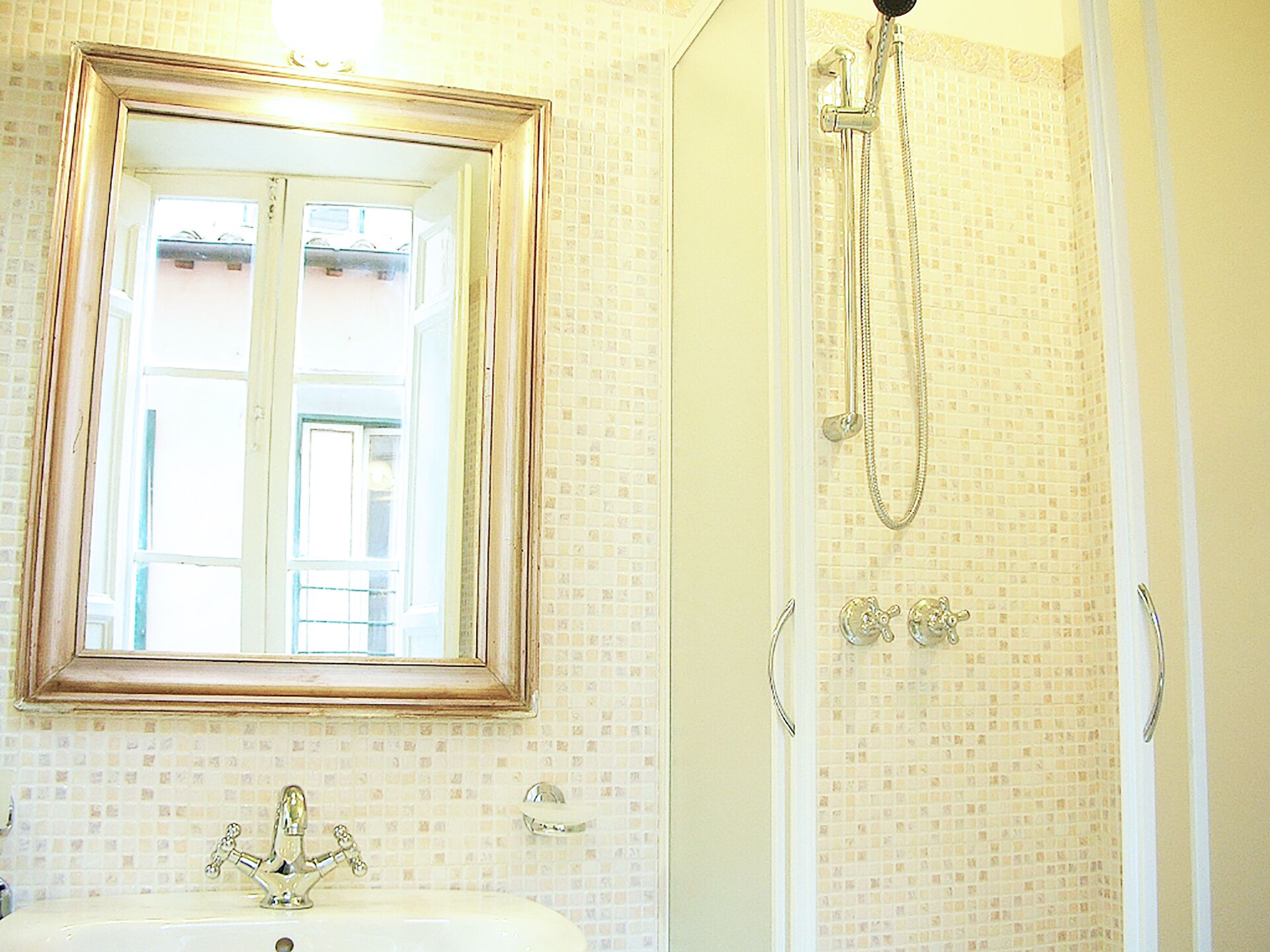 Dusche, Haartrockner, Bidet, Handtücher