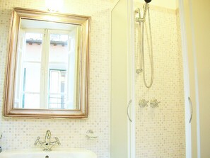 Shower, hair dryer, bidet, towels