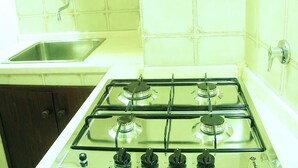 Douche, sèche-cheveux, bidet, serviettes fournies