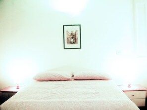 1 bedroom, travel cot, free WiFi, bed sheets