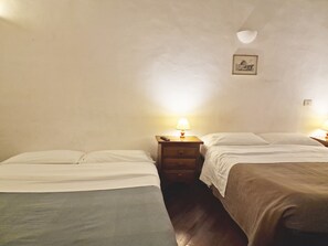 1 chambre, lit parapluie, Wi-Fi gratuit, draps fournis