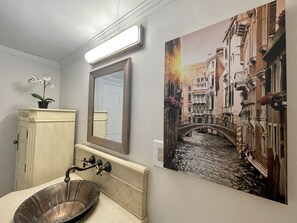 Combined shower/bathtub, hair dryer, towels, soap - ITALIAN HOUSE: 7 min from the beach (Seminole)