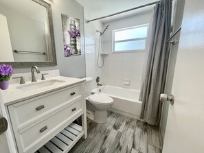 Ensemble douche/baignoire, sĂšche-cheveux, serviettes fournies, savon