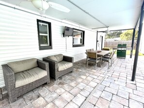 Outdoor dining - ITALIAN HOUSE: 7 min from the beach (Seminole)