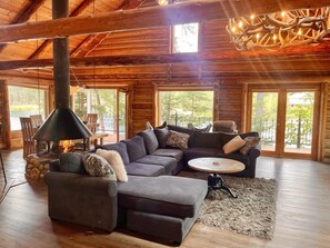 Smart-tv, pejs, dvd-afspiller, bøger