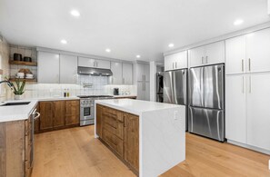 Réfrigérateur, four à micro-ondes, un four, surface de cuisson