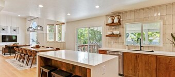 Designer home with hot tub, 2 Masters, 4 full baths, close to Sundance, BYU, UVU