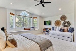 5 bedrooms, desk, iron/ironing board, travel cot