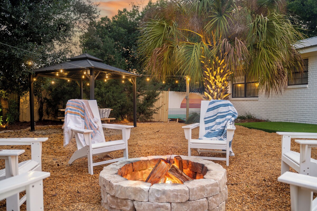 Walk to Beach, Hot Tub, Fire Pit, King Bed! Ask about monthly rentals in winter!