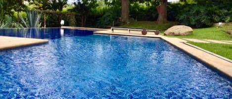 Kolam renang terbuka