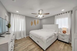 3 bedrooms, desk, iron/ironing board, travel crib