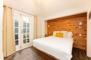 2 bedrooms, iron/ironing board, free WiFi, bed sheets - Cottage in Old Town Key West w/ Pool, Parking and Privacy. One block from Duval! (Key West)