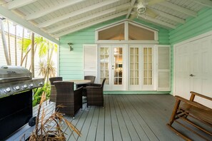 Outdoor dining - Cottage in Old Town Key West w/ Pool, Parking and Privacy. One block from Duval! (Key West)