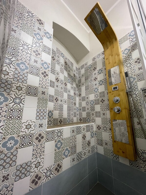 Dusche, Haartrockner, Bidet, Handtücher