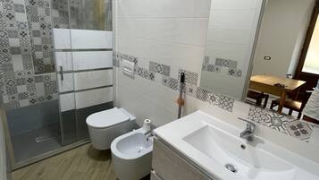 Douche, sĂšche-cheveux, bidet, serviettes fournies
